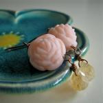 Romantic earrings of golden..