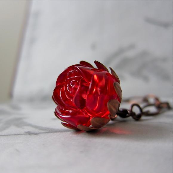 Artichoke bracelet - vintage carved lucite flower with oval chain
